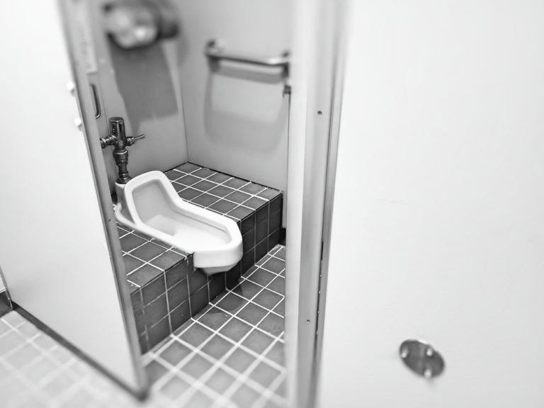和式トイレの水漏れやつまりのリスクについて トイレのつまり解決ナビ！解消法や修理法、おすすめ業者を完全網羅